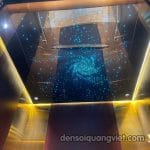 TRẦN SAO BUỒNG THANG MÁY Mẫu trần sao thang máy tạo hình dải ngân hà với hiệu ứng luồng sáng sợi quang uốn lượn nghệ thuật