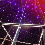 Trần sao thang máy với hiệu ứng bầu trời sao lung linh, tạo điểm nhấn không gian cabin